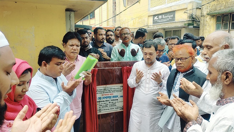 চাঁপাইনবাবগঞ্জ শহরে ৪টি সড়ক ও ড্রেন উন্নয়ন কাজ উদ্বোধন